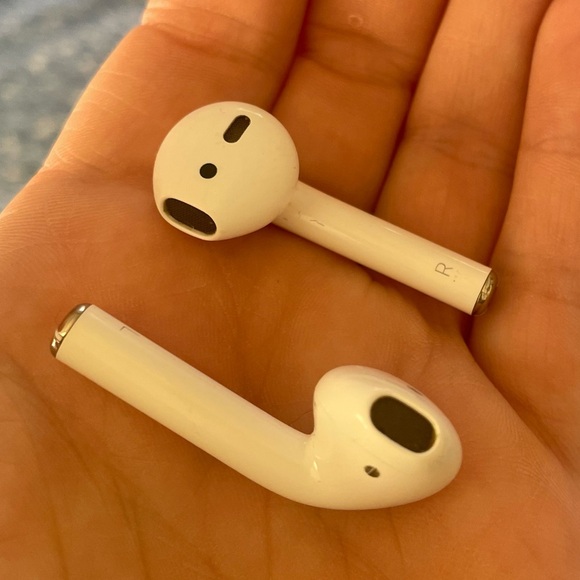 Apple AirPods (2nd Generation) Wireless Ear Buds with Rubber Case - Picture 11 of 16